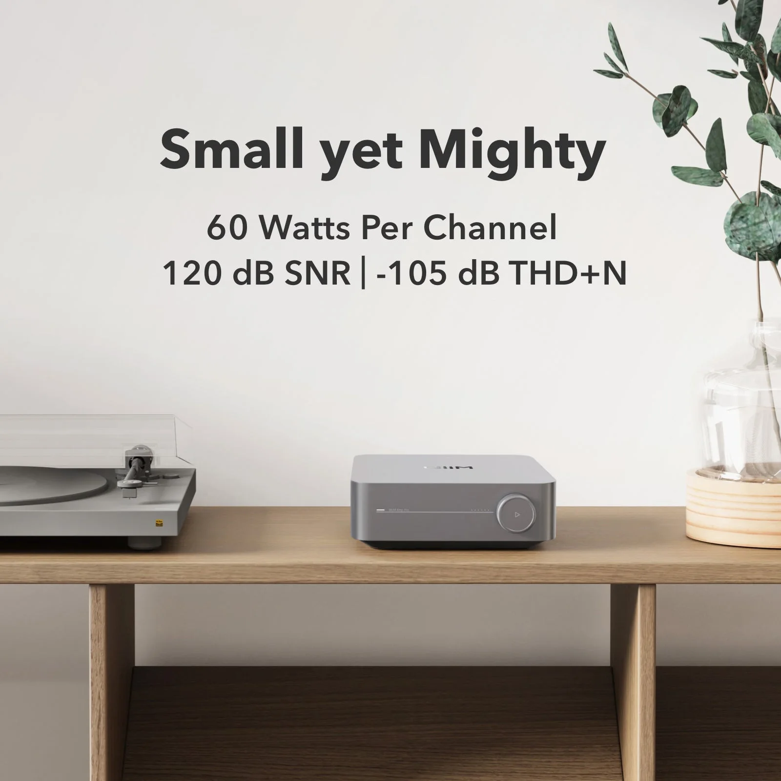 WiiM Amp Pro sur un meuble près d'une platine : 120 dB de rapport signal/bruit