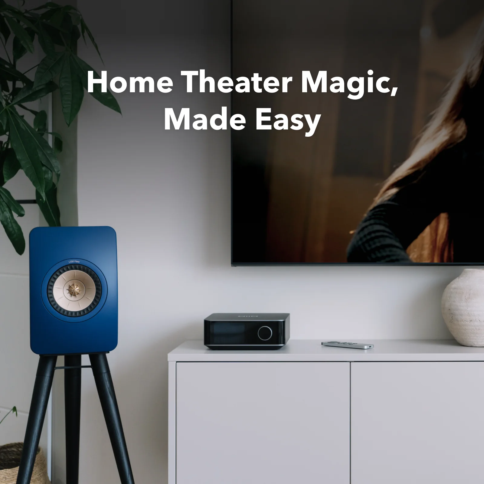 WiiM Amp Ultra sous un téléviseur avec une enceinte sur pied dans un salon