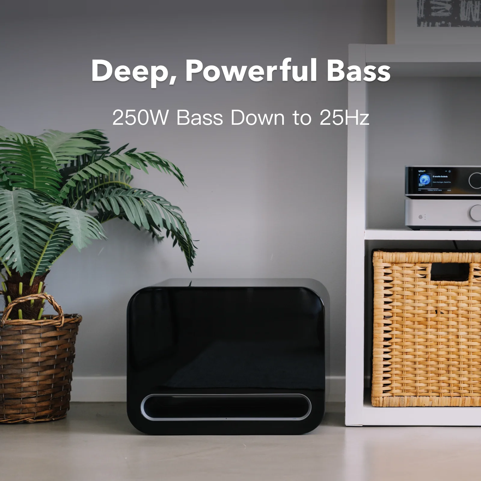 WiiM Sub Pro posé au sol près d’un meuble hi-fi, 250 W de graves jusqu’à 25 Hz