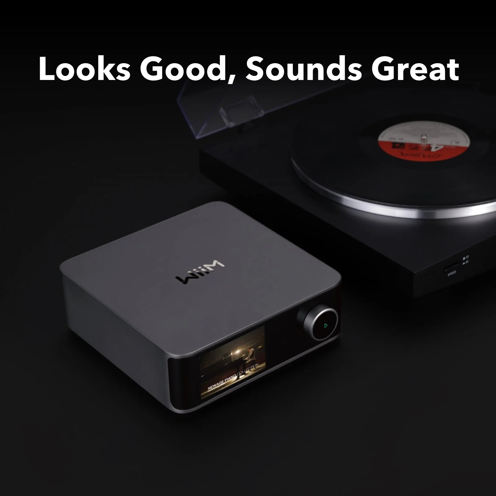WiiM Ultra posé à côté d'une platine vinyle dans une ambiance sombre