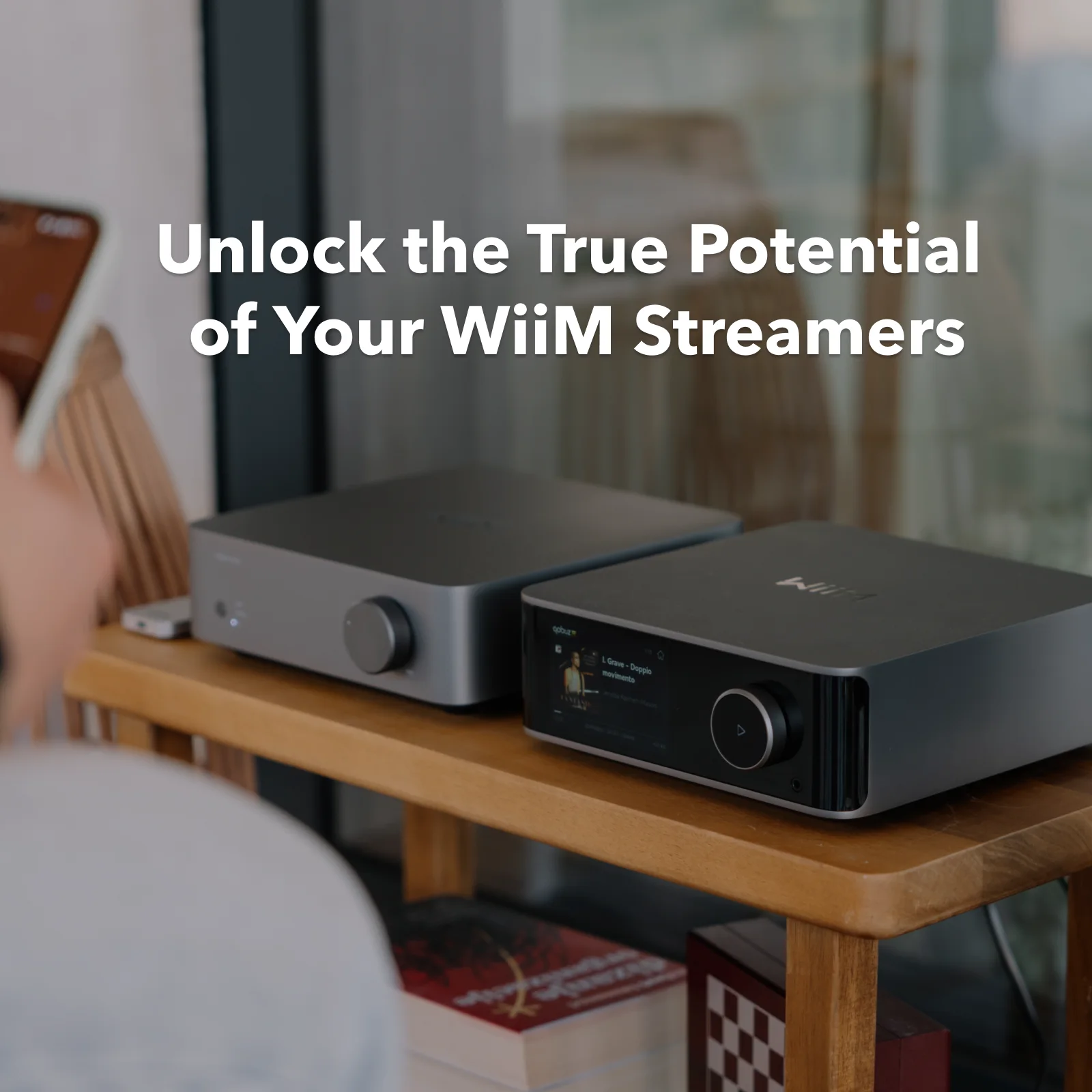 Vibelink Amp à côté d’un WiiM Ultra, piloté depuis un smartphone