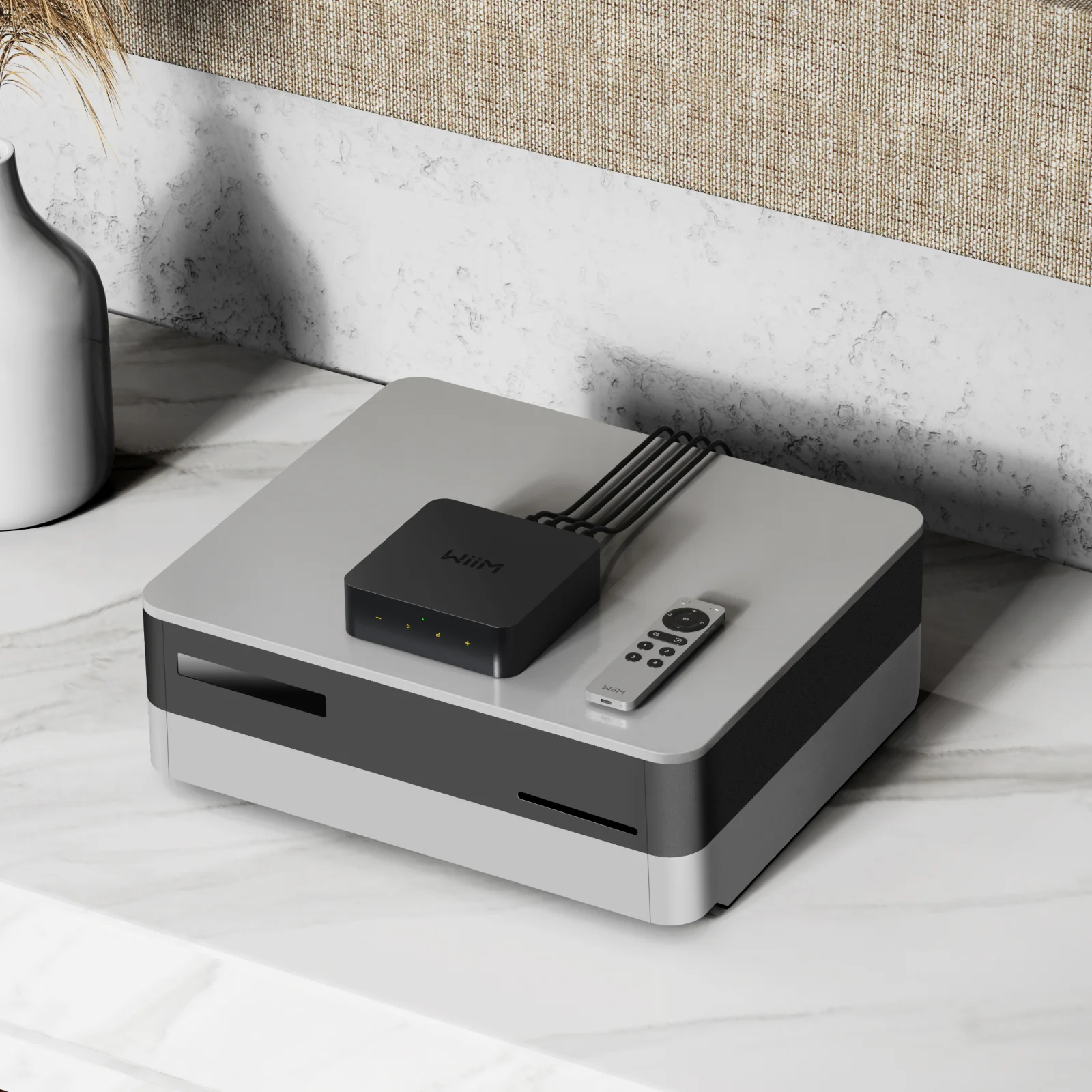 Voice Remote 2 posée sur un appareil WiiM dans un intérieur clair